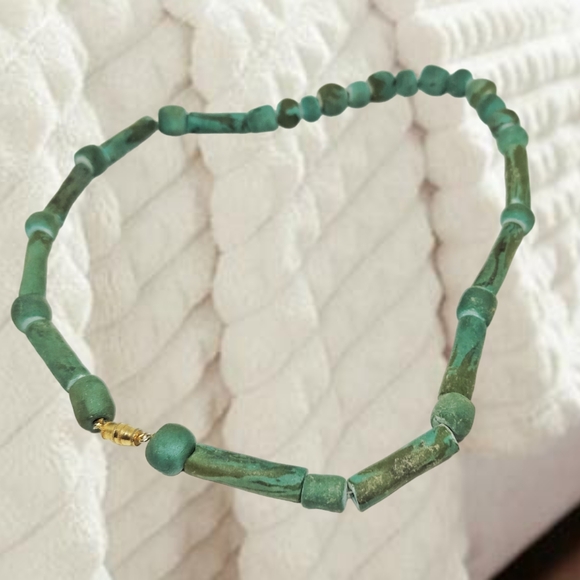 .Green Stone Beads Handmade Necklace - Picture 4 of 7